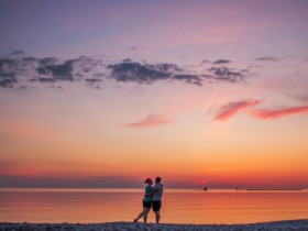 婚介所服务:为什么丑男总是配美女?真相真的扎心了